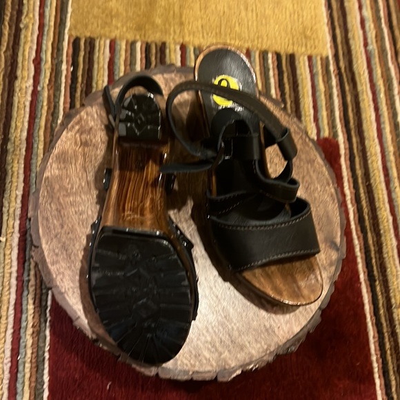 Leather strap platform sandal. Never been worn. 5in heel. Shiny wood grain heel - Picture 4 of 4